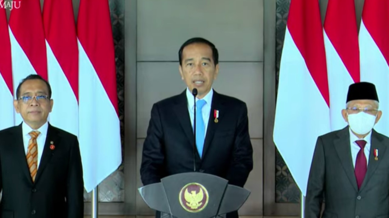Tangkapan layar - Presiden Jokowi (tengah) memberikan keterangan pers di Bandara Internasional Soekarno Hatta, Tangerang, Banten, Selasa, sebelum bertolak ke Brussel, Belgia, Selasa, untuk menghadiri Konferensi Tingkat Tinggi (KTT) ASEAN-Uni Eropa. (ANTARA/Indra Arief)