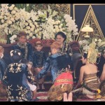 Presiden Joko Widodo beserta keluarga menjalani prosesi "ngunduh mantu" Kaesang Pangarep dan Erina Gudono di Loji Gandrung Solo, Minggu. (ANTARA/ I.C.Senjaya)-1670740111