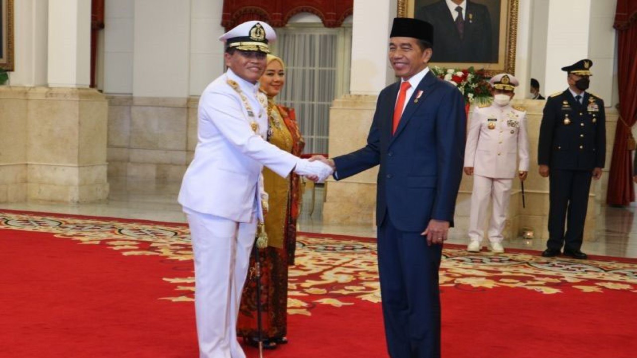 Presiden Joko Widodo melantik Laksamana TNI Muhammad Ali sebagai Kepala Staf Angkatan Laut (Kasal) di Istana Negara Jakarta, Rabu (28-12-2022). ANTARA/Desca Lidya Natalia