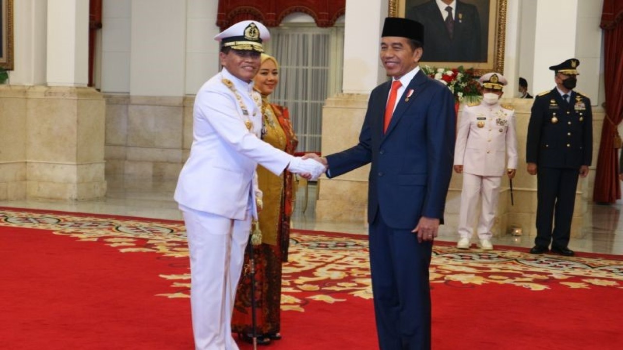 Presiden Joko Widodo melantik Laksamana TNI Muhammad Ali sebagai Kepala Staf Angkatan Laut (Kasal) di Istana Negara Jakarta, Rabu (28/12/2022). (ANTARA/Desca Lidya Natalia)