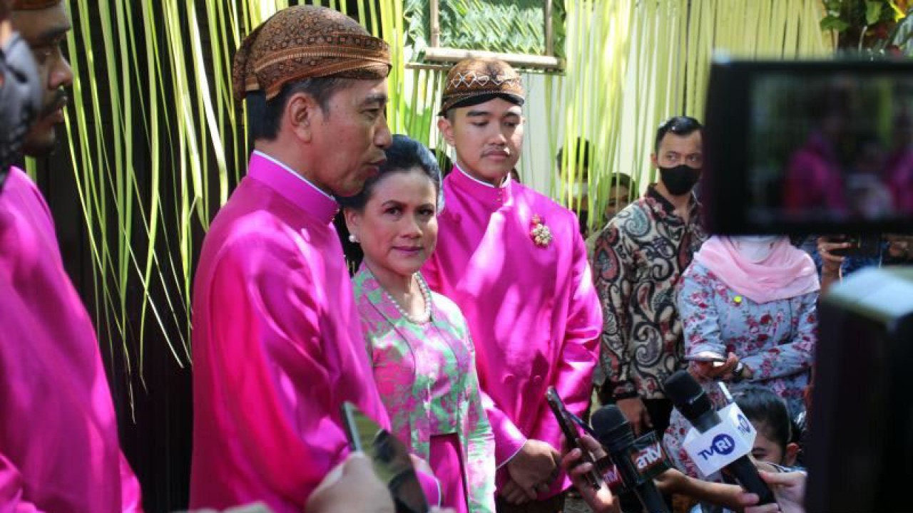 Presiden Jokowi didampingi Ibu Negara Iriana Jokowi dan Kaesang Pangarep usai acara sungkeman dan siraman pernikahan Kaesang dan Erina di rumah kediaman, Sumber Solo, Jumat (9-12-2022). ANTARA/Bambang Dwi Marwoto