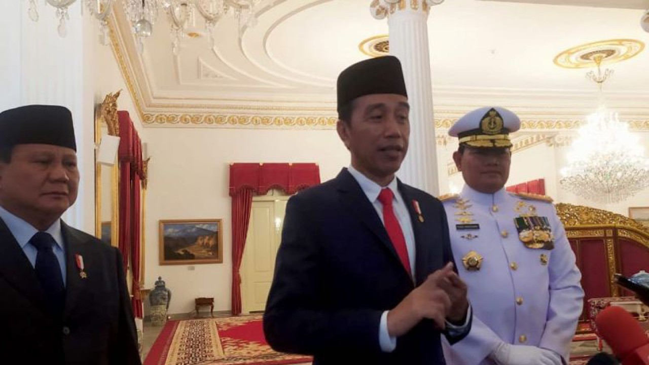 Presiden Jokowi memberikan keterangan pers setelah pelantikan Laksamana TNI Yudo Margono sebagai Panglima TNI di Istana Negara, Jakarta, Senin (19/12/2022). ANTARA/Indra Arief Pribadi.