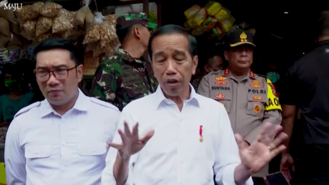 Tangkapan Layar - Presiden Jokowi memberikan keterangan pers usai meninjau harga barang di Pasar Cigombong, Bogor, Jawa Barat, Jumat (23/12/2022). (ANTARA/Indra Arief Pribadi)