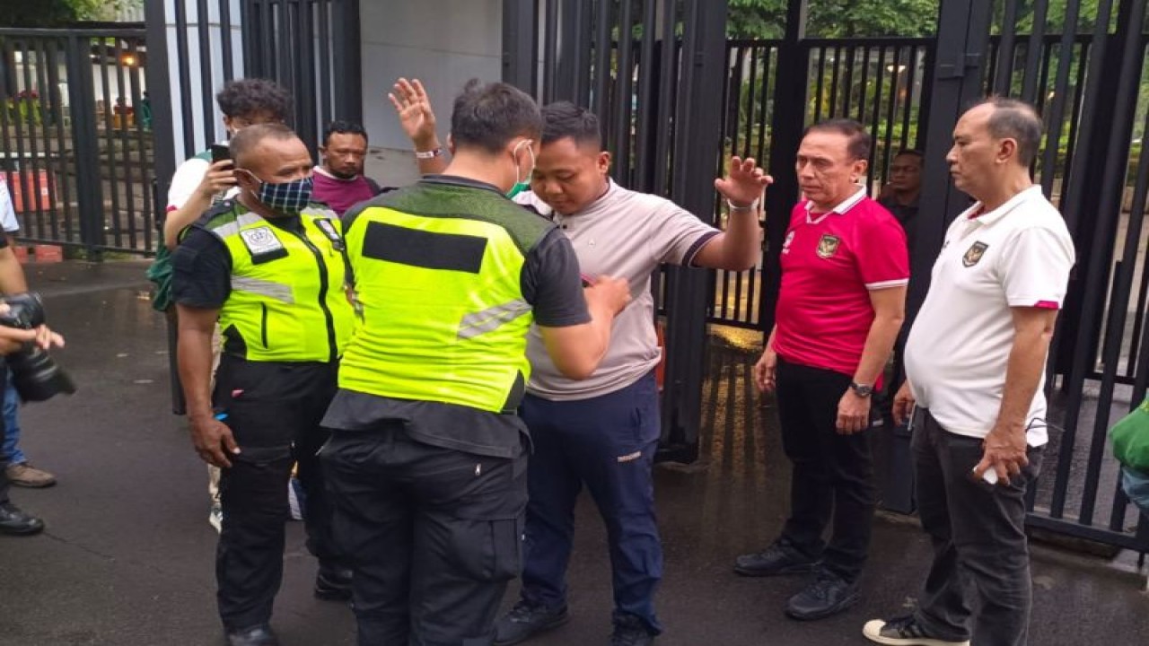 Ketua Umum PSSI Mochamad Iriawan (ketiga kanan) melihat simulasi pemeriksaaan penonton sebelum masuk ke Stadion Utama Gelora Bung Karno (SUGBK) Senayan, Jakarta, Kamis (23/12/2022) dimana laga Timnas Indonesia melawan Kamboja digelar. ANTARA/HO-PSSI