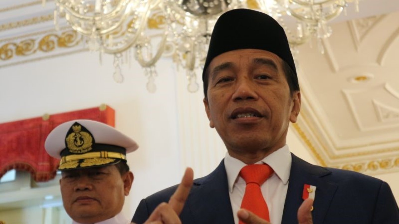 Presiden Joko Widodo (Jokowi) didampingi Panglima TNI Laksamana Yudo Margono menyampaikan pernyataan kepada wartawan, di Istana Negara, Jakarta, Rabu (28/12/2022). ANTARA/Desca Lidya Natalia