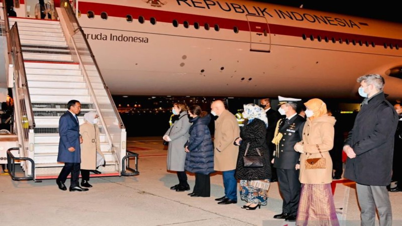 Presiden Joko Widodo dan Ibu Iriana Jokowi tiba di Bandara Abelag, Brussels, Belgia, sekitar pukul 18.00 waktu setempat pada Selasa (13/12/2022). ANTARA/HO-Laily Rachev/Biro Pers Sekretariat Presiden