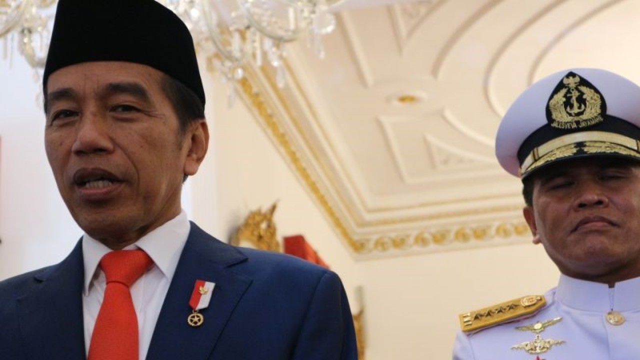 Presiden Joko Widodo dan Kepala Staf Angkatan Laut (Kasal) Laksamana TNI Muhammad Ali menyampaikan keterangan di Istana Negara Jakarta, Rabu (28/12/2022). ANTARA/Desca Lidya Natalia.