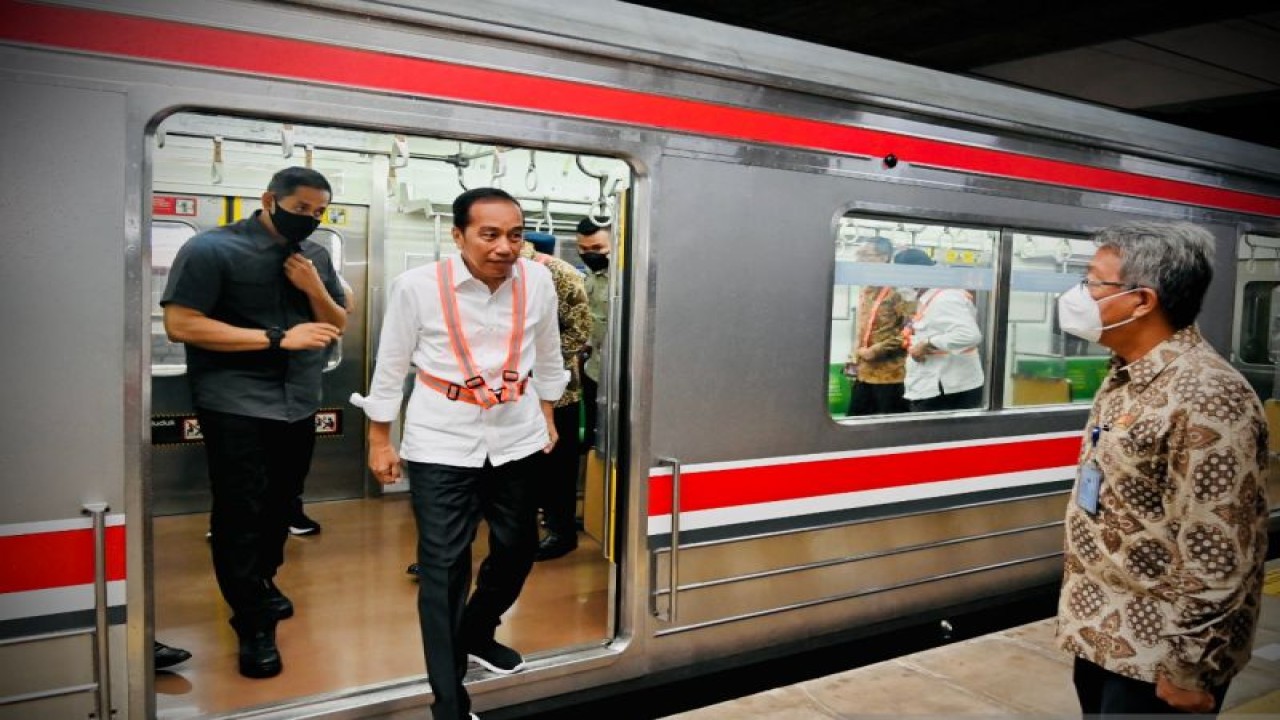 Presiden Joko Widodo menaiki kereta rel listrik (KRL) dari Stasiun Tanah Abang menuju Stasiun Manggarai, Jakarta, Senin (26/12/2022) (ANTARA/HO-Biro Pers Sekretariat Presiden)