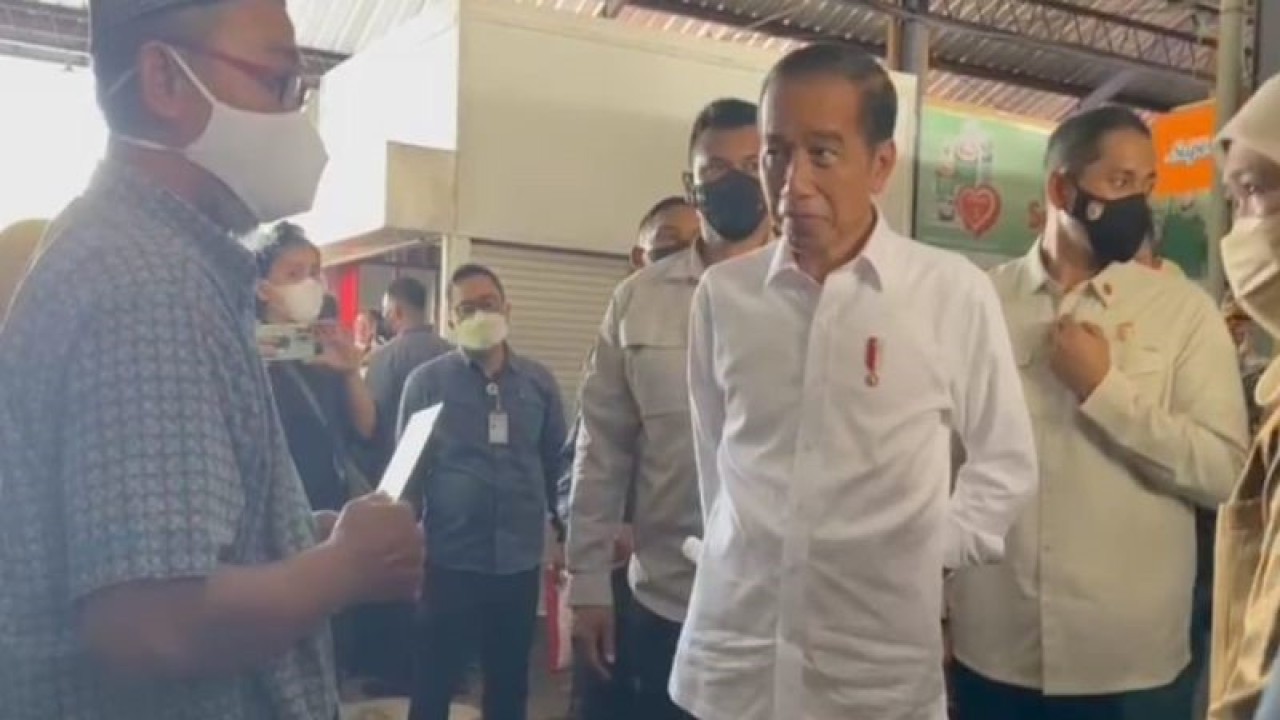 Presiden Jokowi didampingi Gubernur Jawa Timur Khofifah Indar Parawansa, Pangdam V/Brawijaya Mayjen TNI Farid Makruf, Kapolda Jawa Timur Irjen Pol Toni Harmanto, dan Bupati MadiunAhmad Dawami berbincang dengan pedagang guna memantau ketersediaan bahan pokok jelang Natal 2022 dan Tahun Baru 2023 saat berkunjung di Pasar Sukolilo Kecamatan Jiwan, Kabupaten Madiun, Jatim, Selasa (20/12/2022). ANTARA/Louis Rika