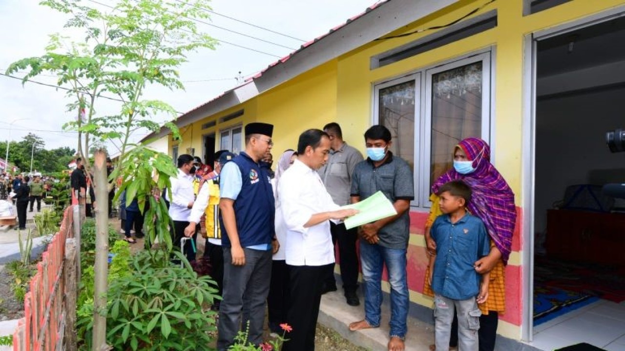 Presiden Joko Widodo meresmikan hunian tetap (huntap) pasca bencana badai siklon tropis seroja di Desa Tambe, Kecamatan Bolo, Kabupaten Bima, Provinsi Nusa Tenggara Barat, Kamis (29/12/2022) (ANTARA/HO-Biro Pers Sekretariat Presiden)