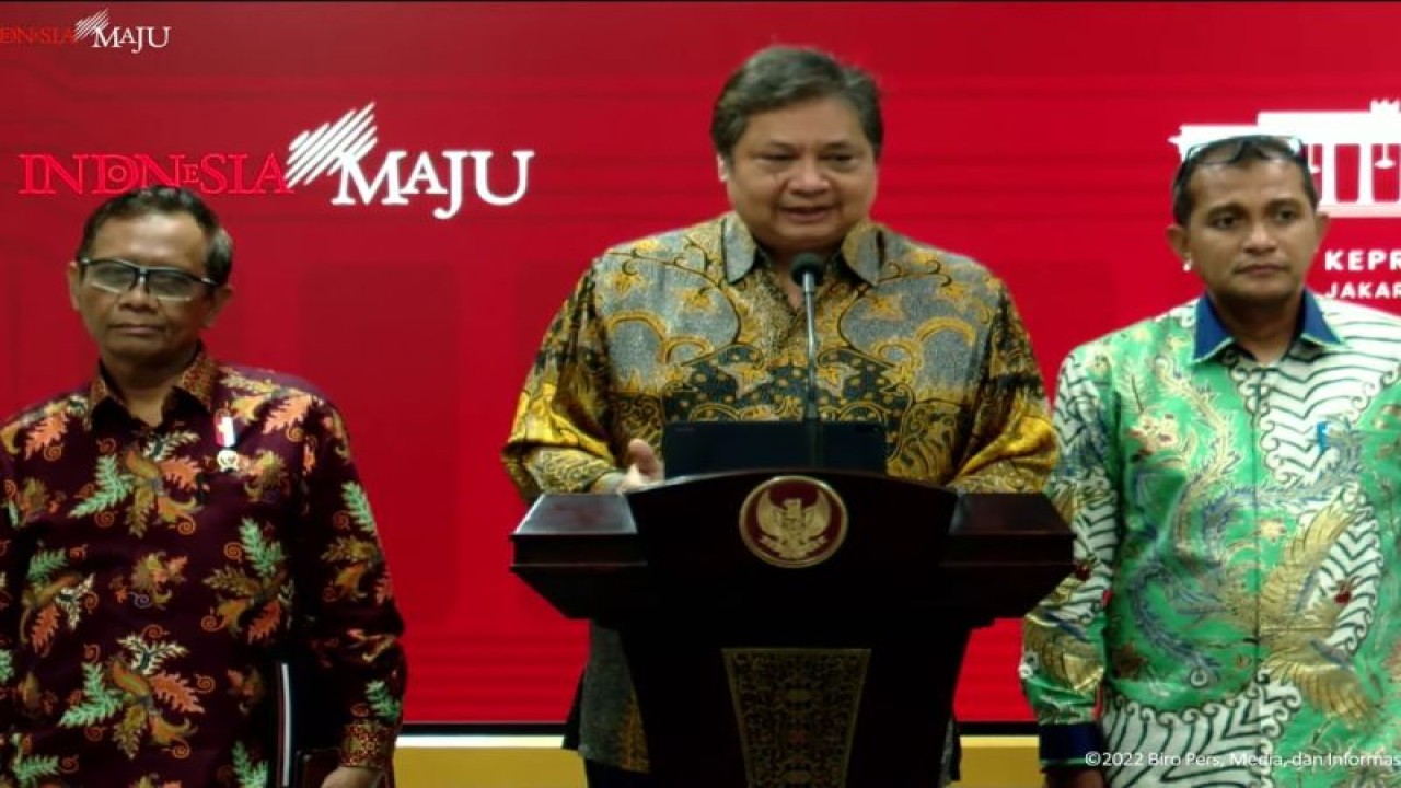 Tangkapan layar Menko Perekonomian Airlangga Hartarto memberikan pengumuman penerbitan Perppu Cipta Kerja di Kantor Presiden, Jakarta, Jumat (30/12/2022). ANTARA/Rangga Pandu Asmara Jingga