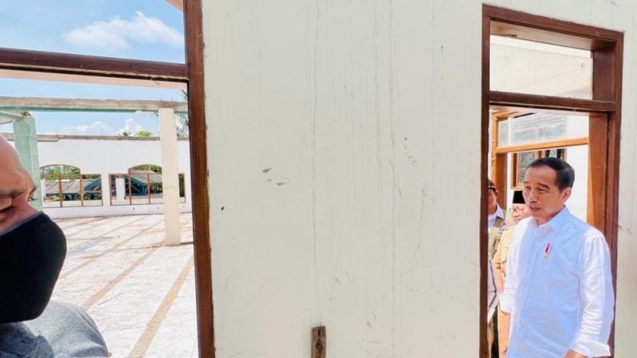 Presiden Joko Widodo meninjau Pondok Pesantren Darul Falah di Desa Jambudipa, Kecamatan Warungkondang, Kabupaten Cianjur, Jawa Barat, Senin (5/12/2022). (ANTARA/HO-Biro Pers Sekretariat Presiden)