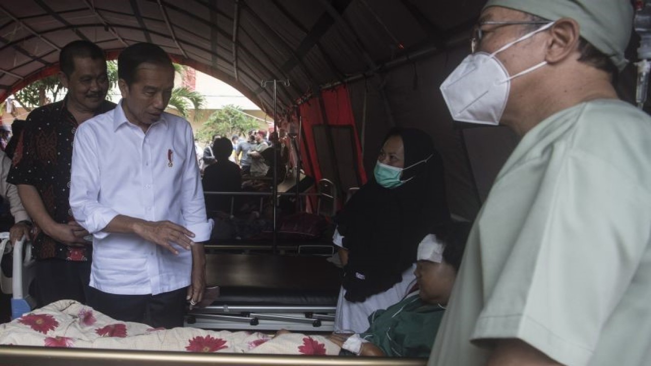 Presiden Joko Widodo (kedua kiri) berbincang dengan korban gempa bumi yang masih dirawat di RSUD Sayang, Kabupaten Cianjur, Jawa Barat, Kamis (24/11/2022). (ANTARA FOTO/Wahyu Putro A/foc)