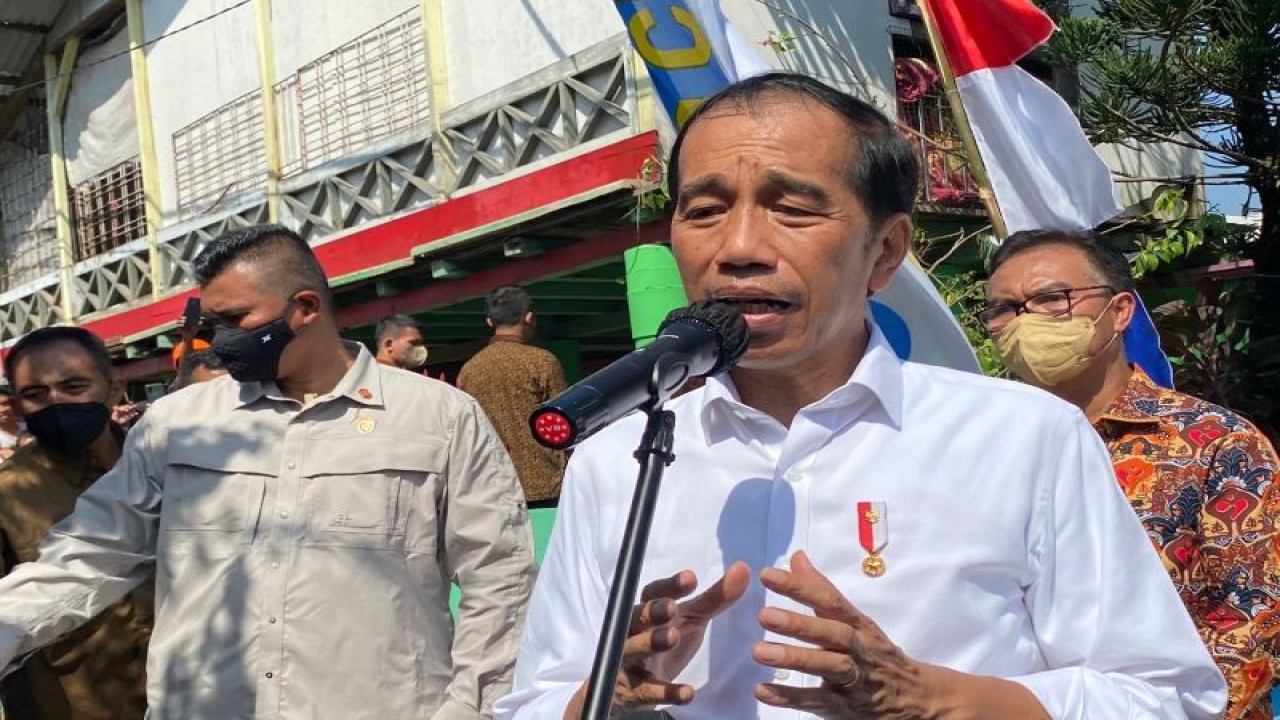 Presiden RI Joko Widodo saat memberikan arahannya dalam kunjugan ke rumah keluarga berisiko stunting di Belawan, Medan. (ANTARA/Hreeloita Dharma Shanti)