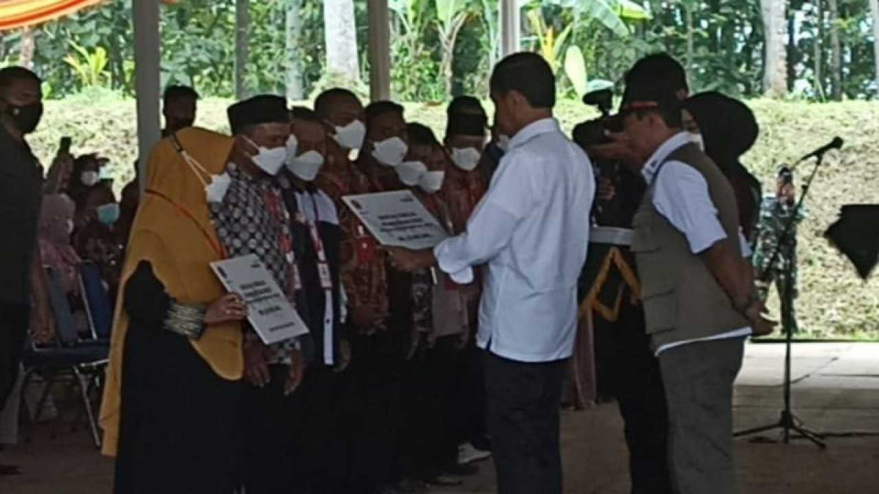 Presiden RI Joko Widodo menyerahkan bantuan tahap pertama untuk 8.100 orang korban gempa Cianjur yang diserahkan langsung di Batalyon Raider 300, Cianjur, Kamis (8/12/2022).(ANTARA/Ahmad Fikri).