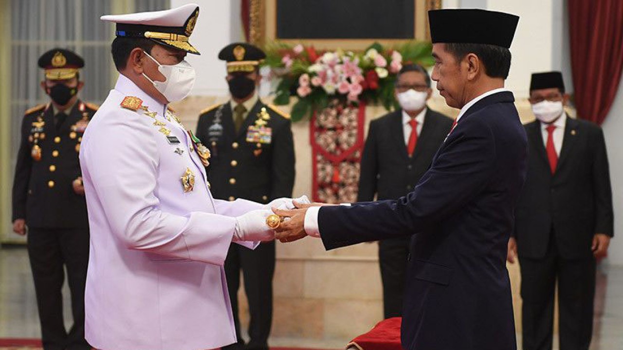 Presiden RI Joko Widodo (kanan) memberikan tongkat komando kepada Panglima TNI Laksamana TNI Yudo Margono saat acara pelantikan di Istana Negara, Jakarta, Senin (19-12-2022). ANTARA FOTO/Akbar Nugroho Gumay/aww/am.