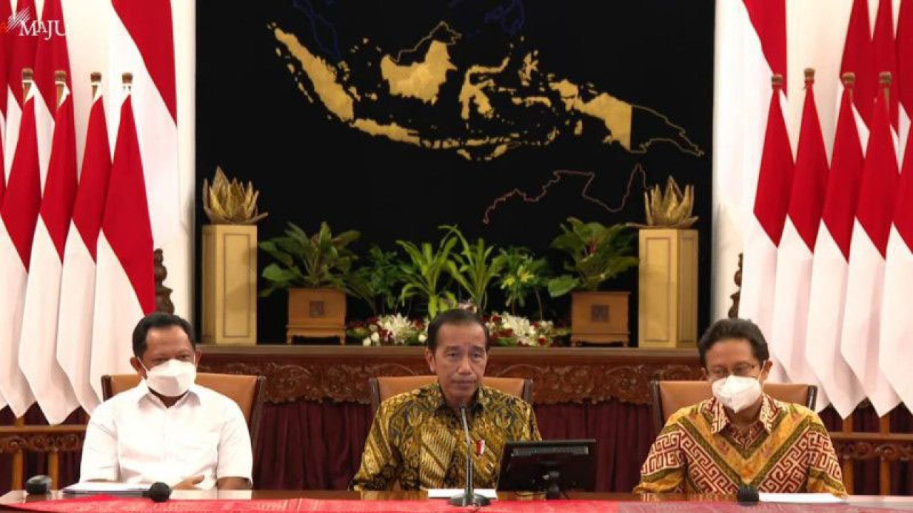 Tangkap layar Presiden RI Joko Widodo, Menteri Dalam Negeri Tito Karnavian, dan Menteri Kesehatan Budi Gunadi Sadikin dalam konferensi pers di Istana Merdeka, Jakarta, Jumat (30-12-2022). ANTARA/Mentari Dwi Gayati