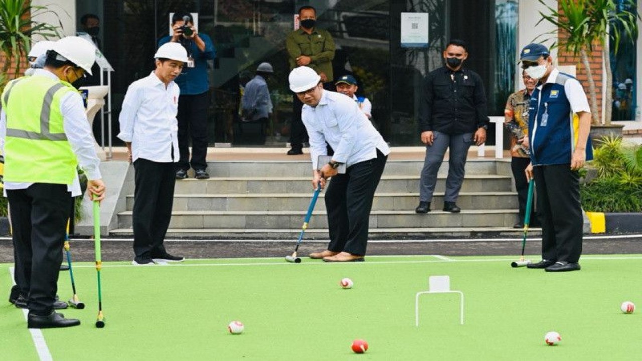 Presiden RI Joko Widodo (kedua kiri) tampak menyimak Gubernur Jawa Barat Ridwan Kamil menjajal olahraga gateball di sela-sela peresmian Bendungan Ciawi, Kabupaten Bogor, Jumat (23/12/2022). (ANTARA/HO-Biro Pers Sekretariat Presiden RI)