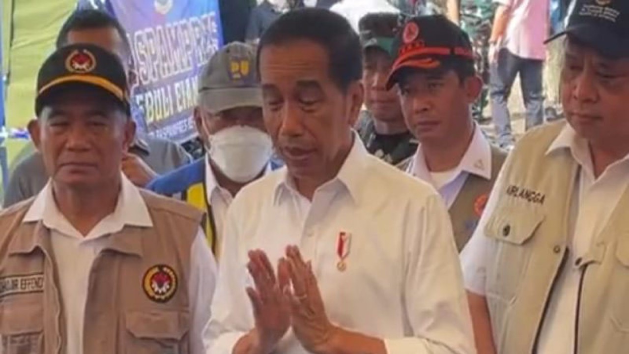 Presiden RI Jokowidodo saat memberikan keterangan pers terkait penanganan gempa Cianjur, Senin (5/12/2022).(ANTARA/Ahmad Fikri). (Ahmad Fikri)