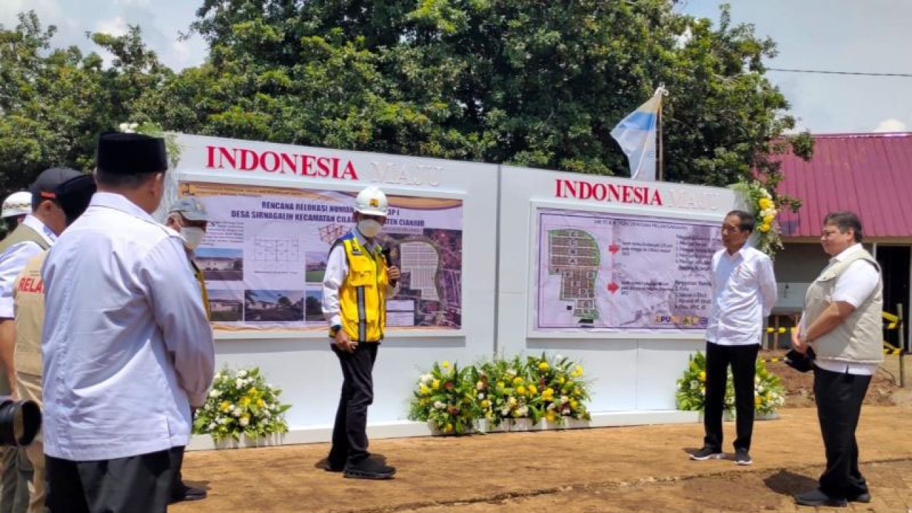 Presiden RI Jokowidodo mengunjungi lahan relokasi di Desa Sirnagalih, Kecamatan Cilaku, Cianjur, Jawa Barat, yang akan dibangun 200 unit rumah bagi warga yang akan relokasi dari sejumlah desa di Kecamatan Cugenang, Senin (5/12/2022).(ANTARA/Ahmad Fikri). (Ahmad Fikri)