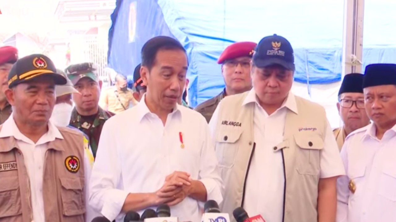 Tangkapan layar - Presiden Joko Widodo memberikan pernyataan usai meninjau lokasi terdampak gempa bumi di Kabupaten Cianjur, Jawa Barat, Senin (5/12/2022). (ANTARA/Indra Arief)