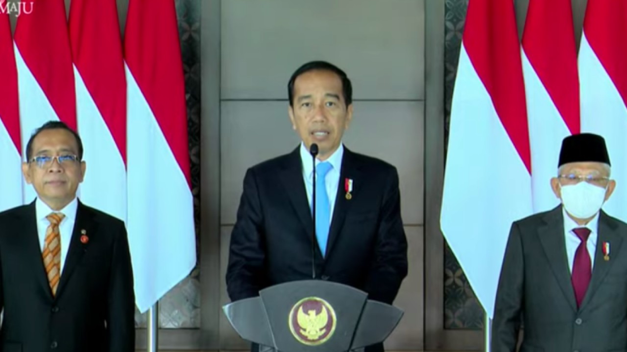 Tangkapan layar - Presiden Jokowi (tengah) memberikan keterangan pers di Bandara Internasional Soekarno Hatta, Tangerang, Banten, Selasa, sebelum bertolak ke Brussel, Belgia, Selasa, untuk menghadiri Konferensi Tingkat Tinggi (KTT) ASEAN-Uni Eropa. (ANTARA/Indra Arief)