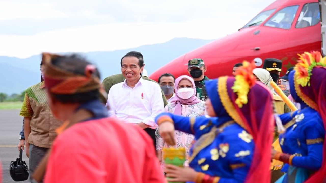 Presiden RI Joko Widodo beserta Ibu Negara Iriana Joko Widodo disambut tarian tradisional Weha Ao saat mendarat di Bandara Sultan Muhammad Salahuddin, Bima, Nusa Tenggara Barat, Rabu (28/12/2022). (ANTARA/HO-Biro Pers Sekretariat Presiden)