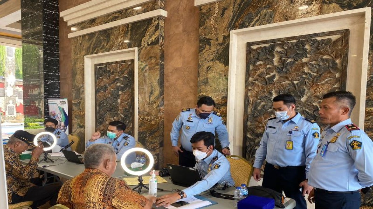 Kepala Kantor Imigrasi Kelas I TPI Tanjung Priok Abdi Widodo Subagio (pertama kanan) meninjau pelayanan penerbitan paspor kepada masyarakat di Jakarta Utara, Kamis (29/12/2022). ANTARA/Abdu Faisal