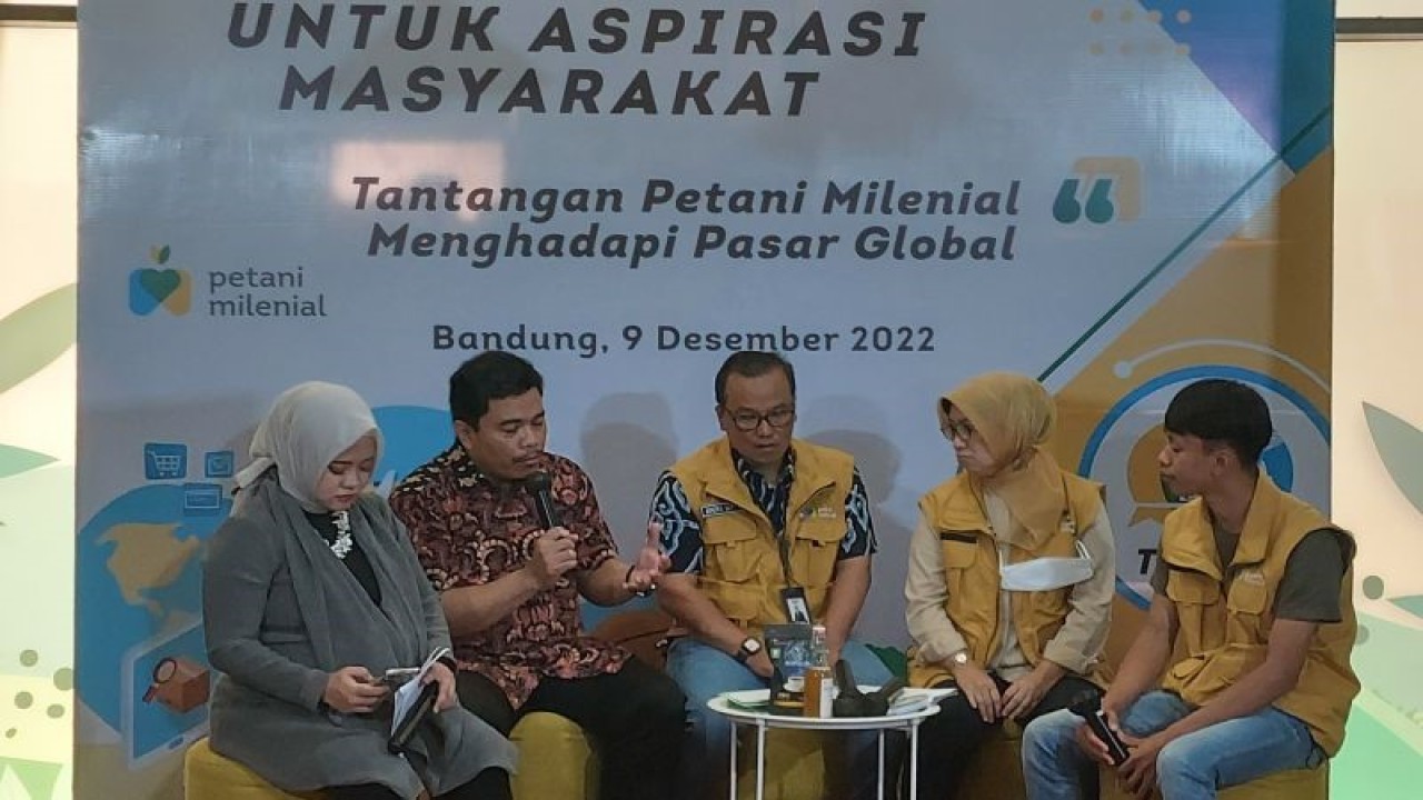 Sekretaris Komisi II DPRD Provinsi Jawa Barat R. Yunandar Eka Perwira (kedua kiri) dan Kepala Dinas Perindustrian dan Perdagangan Provinsi Jawa Barat Iendra Sofyan (tengah) pada acara TEPAS (Temu Pemimpin untuk Aspirasi Masyarakat), di Mall Cihampelas Bandung, Jumat (9/12/2022). (ANTARA/Ajat Sudrajat)