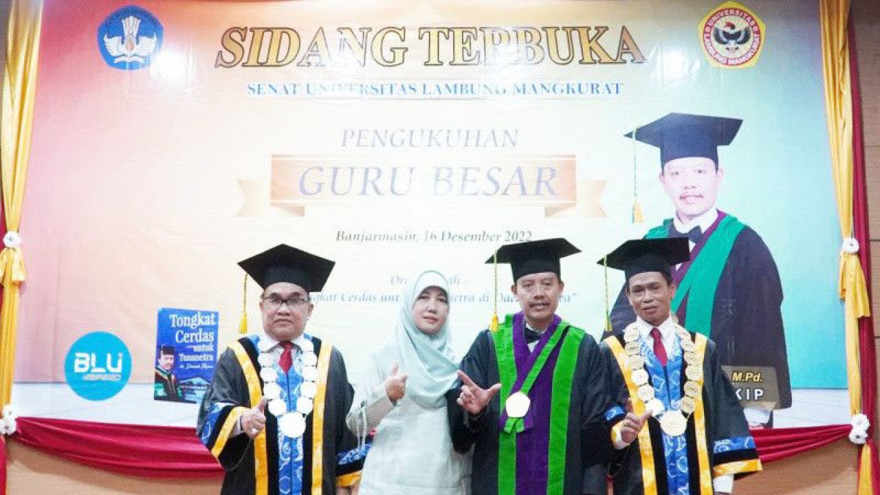 Rektor ULM Prof Ahmad Alim Bachri bersama Prof Dr Imam Yuwono MPd yang dikukuhkan sebagai Guru Besar Pendidikan Khusus, Jumat (16/12/2022). (ANTARA/Firman)