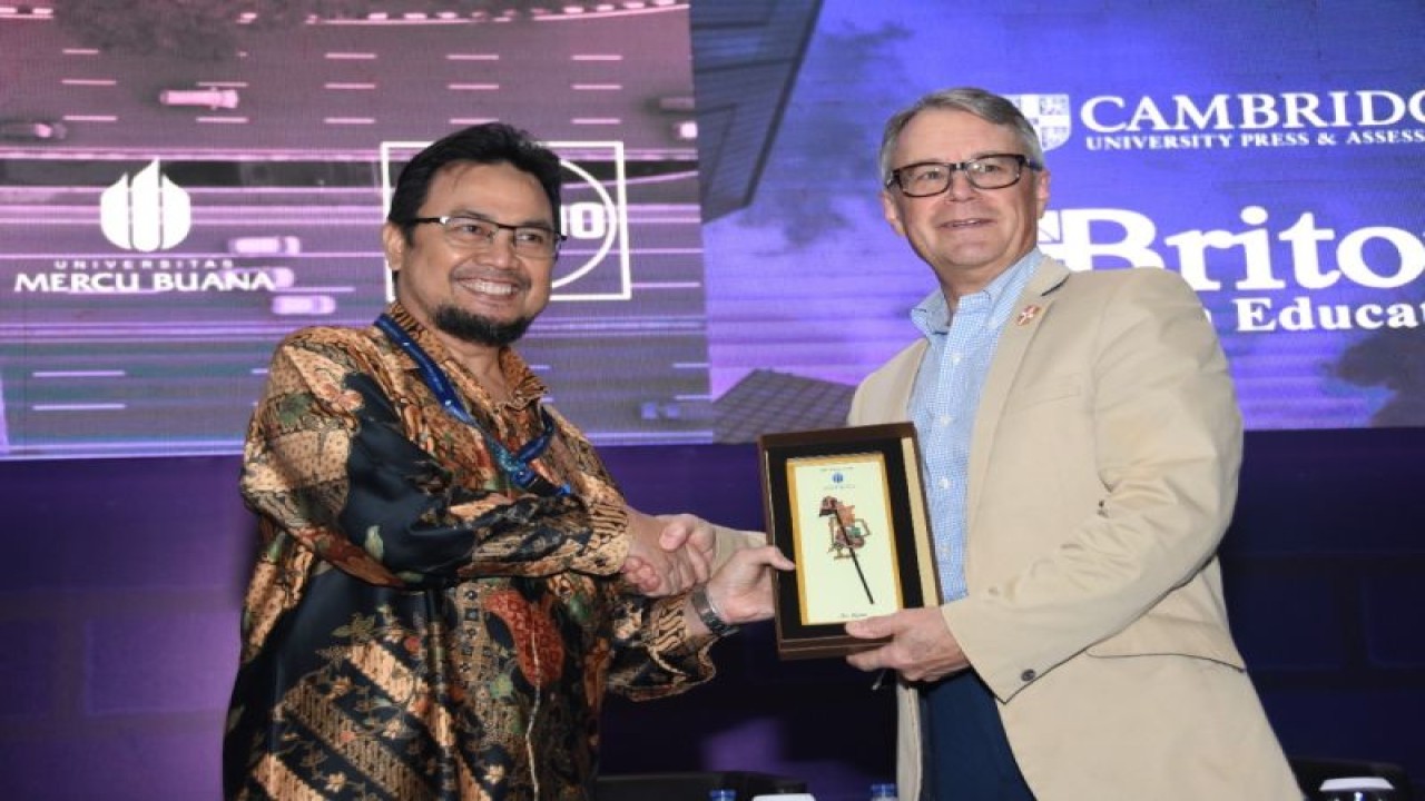 Rektor Universitas Mercu Buana, Prof Dr Andi Andriansyah (kiri) bersama dengan Director of Thought Leadership for Cambridge University Press & Assessment, Dr Nick Saville (kanan) di jakarta, beberapa waktu lalu. (ANTARA/HO- Dokumentasi Pribadi)