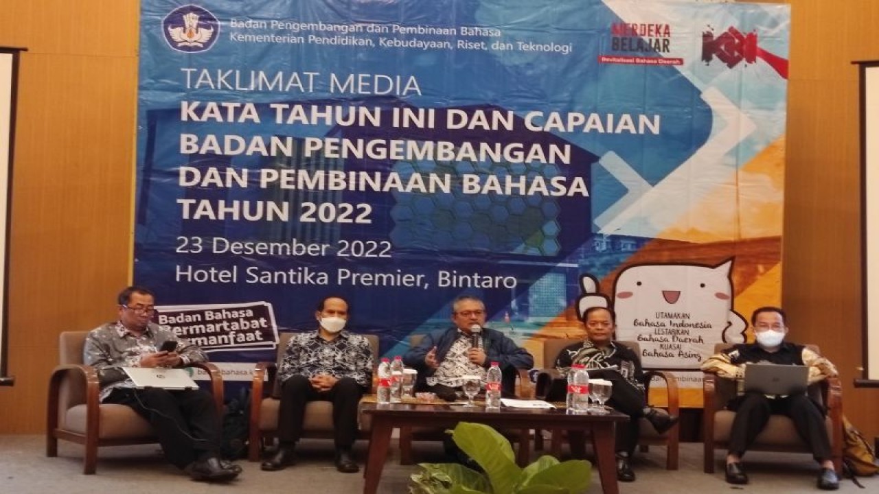 Kepala Badan Bahasa Kemendikbudristek, Prof E Aminuddin Azis (tengah), dalam taklimat media di Tangerang Selatan, Jumat. (ANTARA/Indriani)