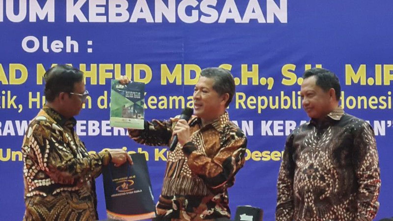 Rektor USK Banda Aceh Prof Marwan saat menyerahkan buku sejarah nilam Aceh dan ARC USK kepada Mendagri dan Menkopolhukam, di Banda Aceh, Kamis (22/12/2022). (ANTARA/HO/ARC USK)