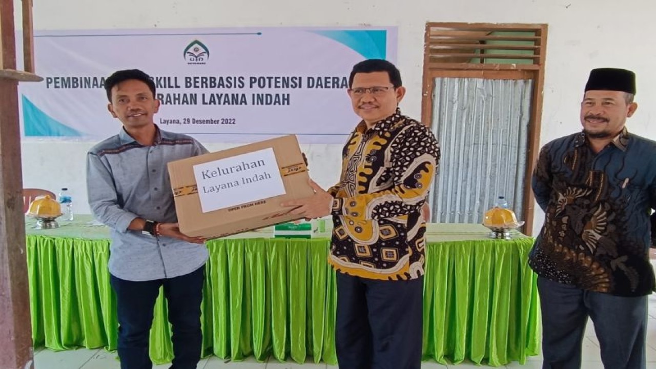 Rektor UIN Datokarama Prof Sagaf Pettalongi menyerahkan bantuan sosial secara simbolis ke warga di Kelurahan Layana Indah, Kota Palu, Sulteng, Kamis (29/12/2022). (ANTARA/HO-Dok Mudaimin)