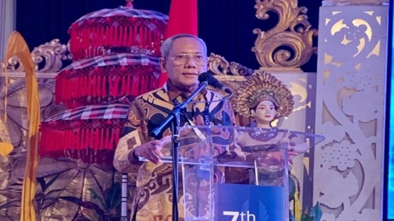 Dokter Spesialis Paru Konsultan Infeksi sekaligus pakar ilmu kesehatan Prof Tjandra Yoga Aditama saat menjadi pembicara dalam acara 7th Asia Pasific Summit of Mayors di Bali pada 2 Desember 2022. (ANTARA/HO-YARSI).