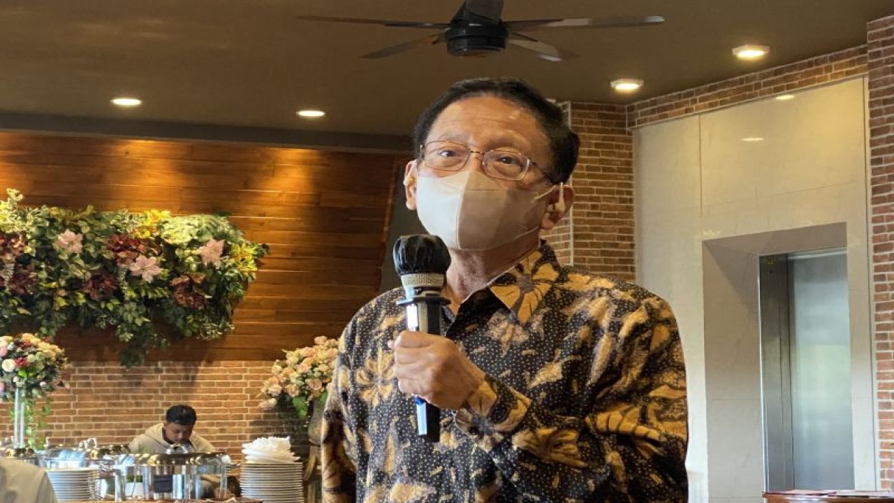 Prof Zubairi Djoerban saat ditemui ANTARA usai konferensi pers HIV/AIDS YKIS 2022 di Jakarta, Selasa (27/12/2022). (ANTARA/Hreeloita Dharma Shanti)
