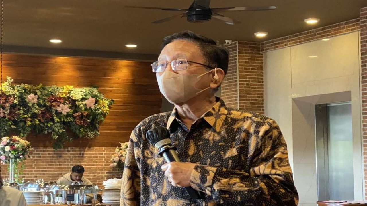 Prof Zubairi Djoerban usai konferensi pers HIV/AIDS YKIS 2022 di Jakarta, Selasa (27/12/2022). (ANTARA/Hreeloita Dharma Shanti)