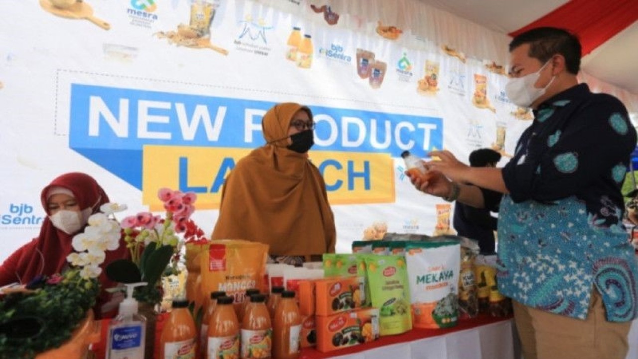 Pegawai Bank BJB melihat produk umkm di Indramayu, Jawa Barat, Rabu (29/9/2021). Pemprov Jawa Barat terus mendorong peningkatan kesejahteraan pelaku UMKM melalui program Kredit Masyarakat ekonomi sejahtera (Mesra) yang berkolaborasi dengan Bank Jabar Banten (BJB). (ANTARA FOTO/Dedhez Anggara/agr)