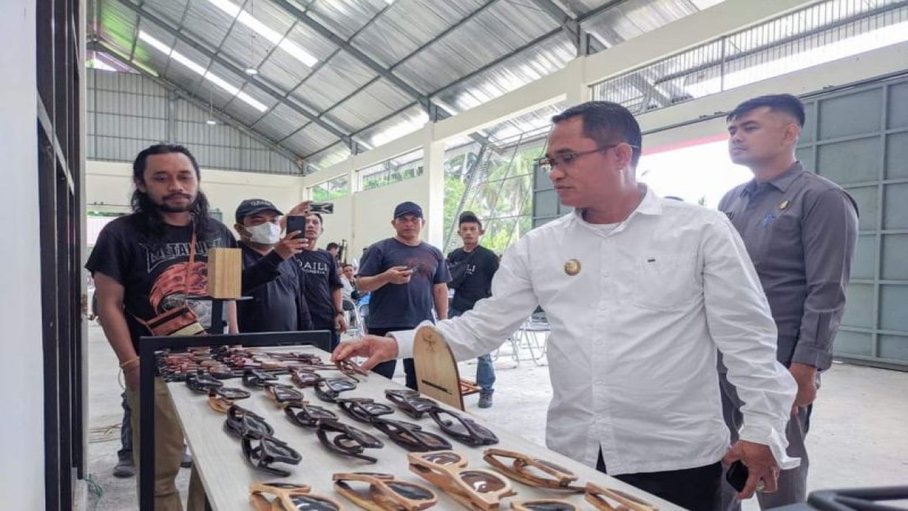Wakil Bupati Sigi Samuel Yansen Pongi meninjau produk kerajinan tangan kacamata berbahan baku kayu, yang dibuat oleh generasi muda di Sigi. ANTARA/HO-Dok Prokopim Setda Pemkab Sigi