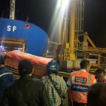 Proses evakuasi truk yang tercebur ke laut sebelum memasuki KMP Labitra Karina, di Dermaga 5, Pelabuhan Penyeberangan Merak, Rabu (28/12/2022. (Kemenhub)-1672294525