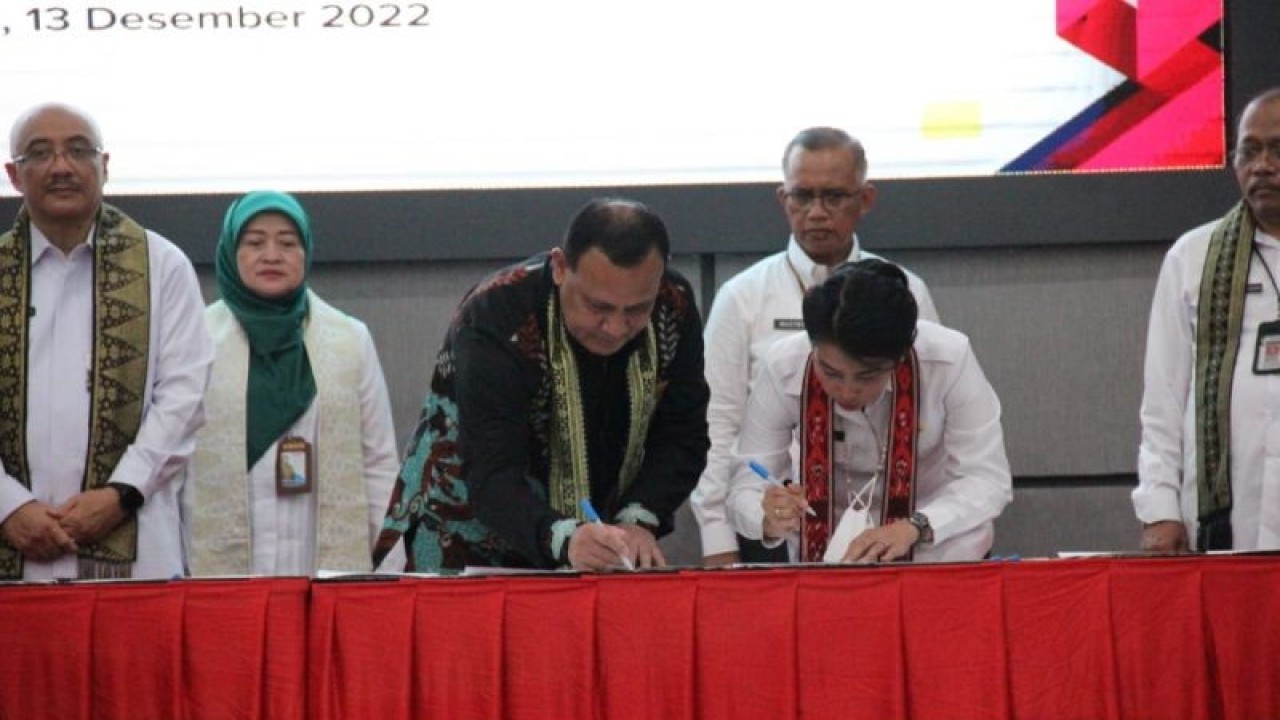 Proses penyerahan aset hasil rampasan dari KPK RI kepada sejumlah pihak penerima yang dilakukan di Kota Singkawang, Kalbar. ANTARA/Rudi