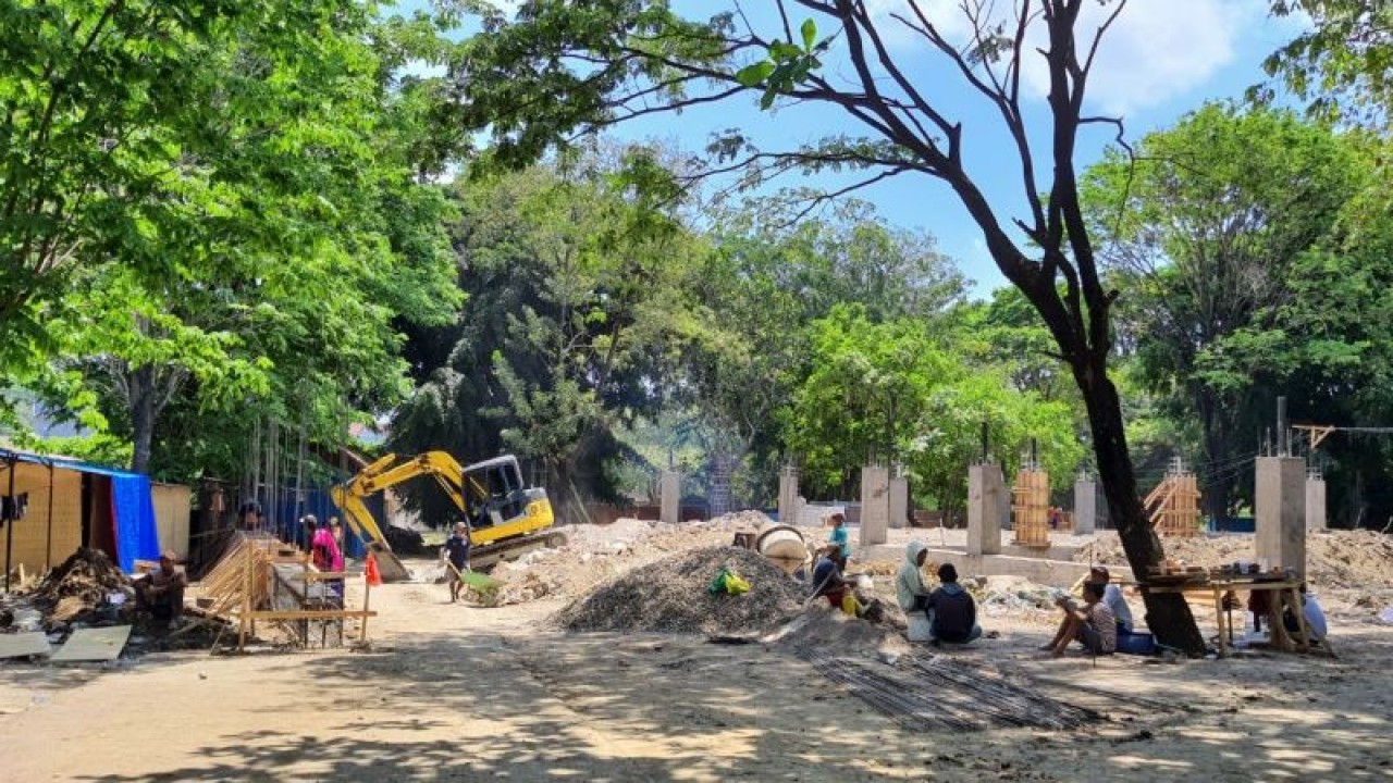 Proses revitalisasi Taman Satwa Taru Jurug. ANTARA/Aris Wasita