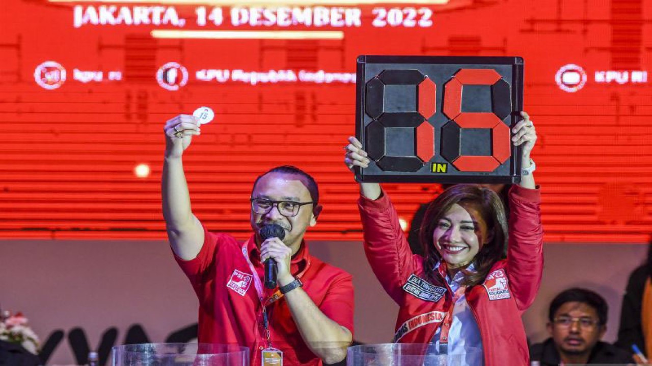 Ketua Umum PSI Giring Ganesha (kiri) bersama Sekjen PSI Dea Tunggaesti (kanan) menunjukkan nomor urut 15 saat penetapan nomor urut partai politik peserta Pemilu 2024 di Halaman KPU, Jakarta, Rabu (14/12/2022) ANTARA FOTO/Galih Pradipta/aww.