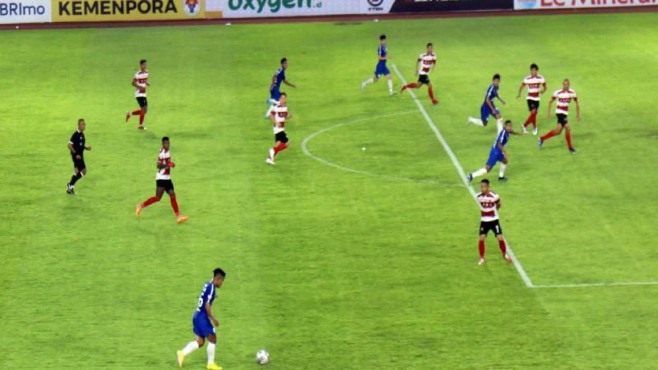 Pemain nomor punggung 46 PSIS, Fredyan Wahyu Sugiyantoro saat membawa bola sebelum tendangan masuk ke gawang Madura United FC, dalam pertandingan lanjutan BRI Liga 1 2022/2023 di Stadion Manahan Solo, Senin (5/12/2022). ANTARA/Bambang Dwi Marwoto.