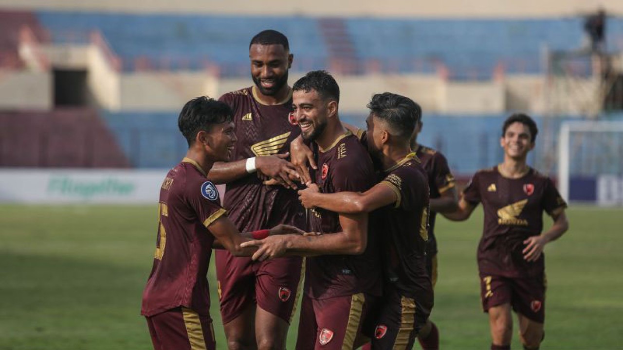Arsip - Pesepak bola PSM Makassar Everton Mendonca (tengah) melakukan selebrasi usai mencetak gol ke gawang Persita saat pertandingan Liga 1 di Stadion Sultan Agung, Bantul, DI Yogyakarta, Kamis (8/12/2022). PSM Makassar menang dengan skor 3-1. ANTARA FOTO/Hendra Nurdiyansyah/pras.