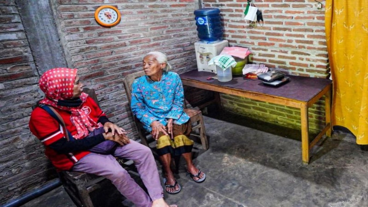 Pekerja Sosial Masyarakat (PSM) Kota Madiun Runtut Widajati mengantarkan makanan siap saji bagi salah satu warga sasaran lansia tunggal di Kota Madiun, Jatim. ANTARA/HO-Diskominfo Kota Madiun