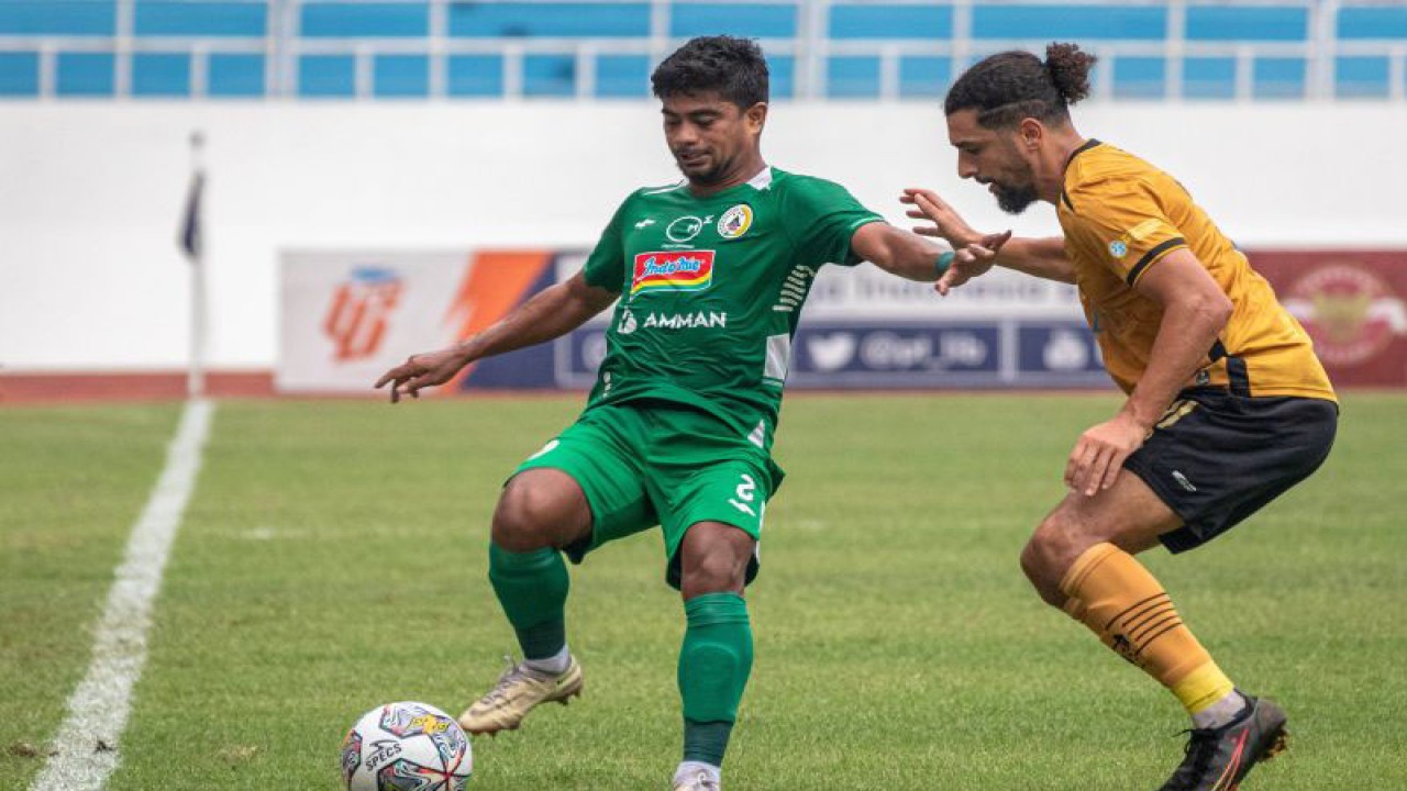 Pesepak bola PSS Sleman Ibrahim Sanjaya (kiri) berupaya melewati hadangan pesepak bola Bhayangkara Mokhtar Youness (kanan) dalam pertandingan lanjutan BRI Liga 1 di Stadion Jatidiri, Semarang, Jawa Tengah, Senin (5/12/2022). Bhayangkara FC mengalahkan PSS Sleman dengan skor 3-1. ANTARA FOTO/Aji Styawan/hp.