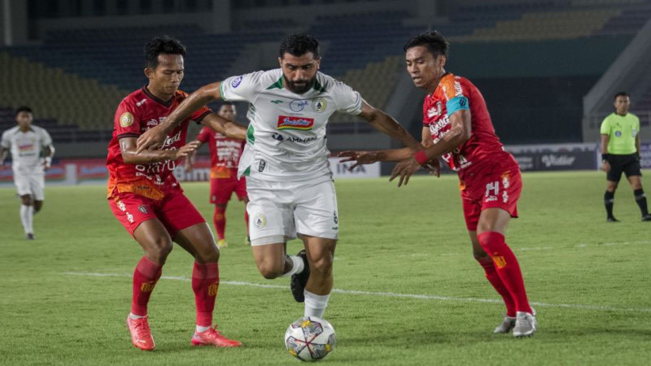 Pesepak bola PSS Sleman Jihad Ayoub (tengah) berusaha melewati hadangan pesepak bola Bali United FC Fadil (kanan) dan Rahmat (kiri) pada pertandingan BRI Liga 1 di Stadion Manahan, Solo, Jawa Tengah, Senin (19/12/2022). . ANTARA FOTO/Mohammad Ayudha/tom. (ANTARA FOTO/MOHAMMAD AYUDHA)