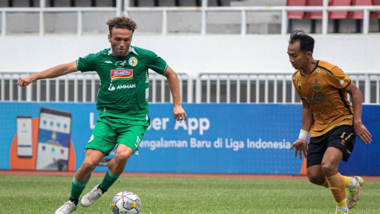 Arsip - Pesepak bola PSS Sleman Ze Valente (kiri) berupaya melewati hadangan pesepak bola Bhayangkara Antoni Putro Nugroho (kanan) dalam pertandingan lanjutan BRI Liga 1 di Stadion Jatidiri, Semarang, Jawa Tengah, Senin (5/12/2022). ANTARA FOTO/Aji Styawan/tom.