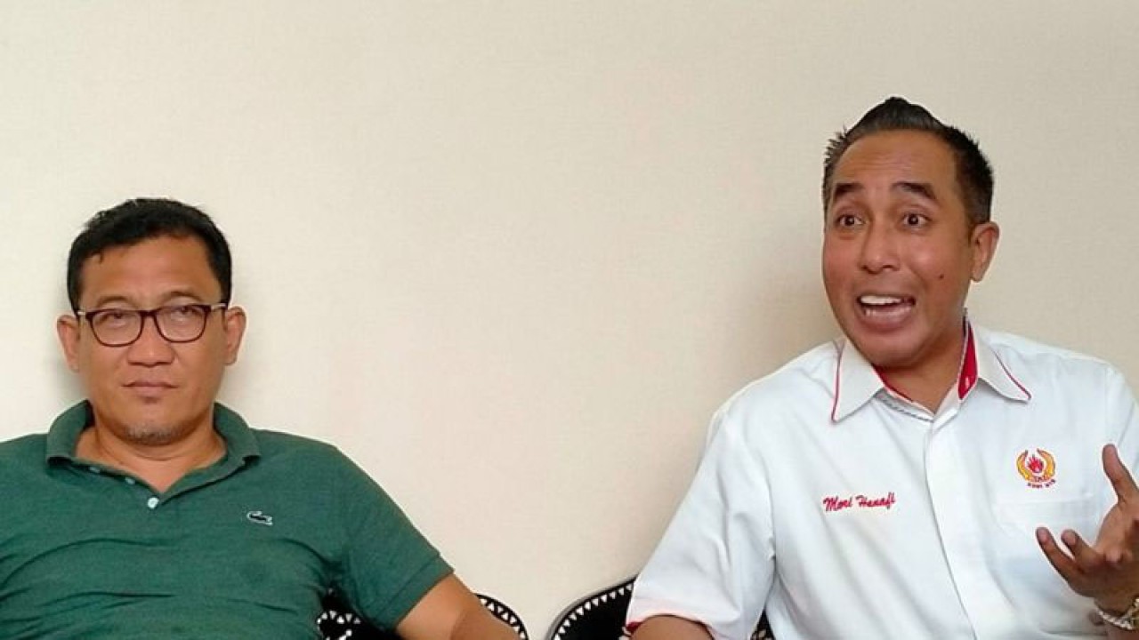 Ketua Umum Asosiasi Provinsi (Asprov) PSSI NTB, H Mori Hanafi (kanan) didampingi Esco Komite Asprov PSSI NTB, Raden Nuna Apriadi (kiri). (ANTARA/Nur Imansyah).